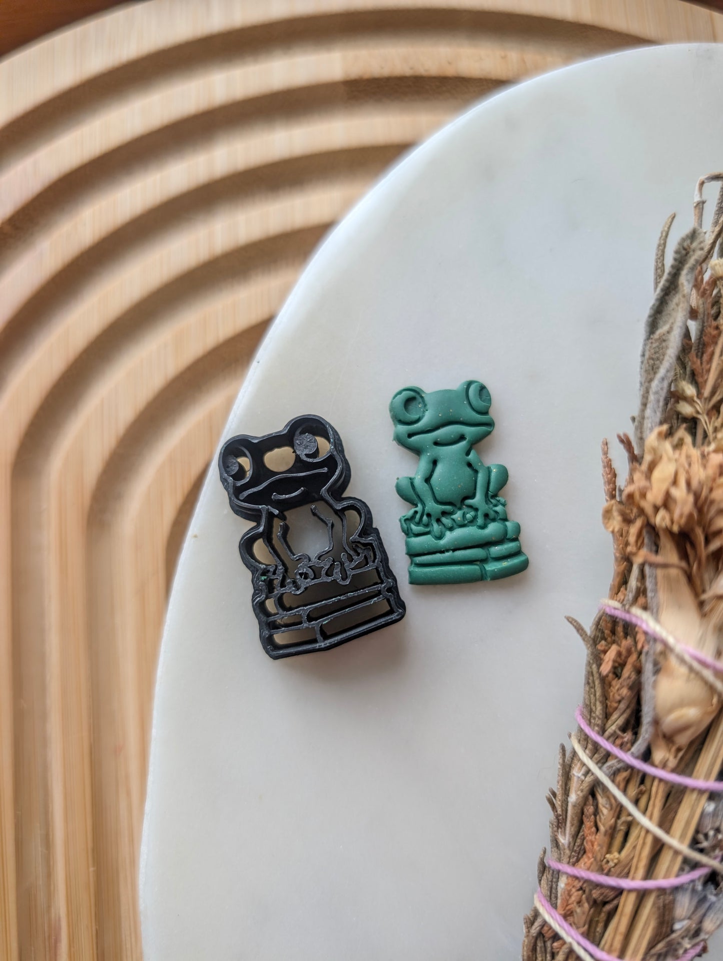 MINI Frog on a Stack of Books Sharp Clay Cutter