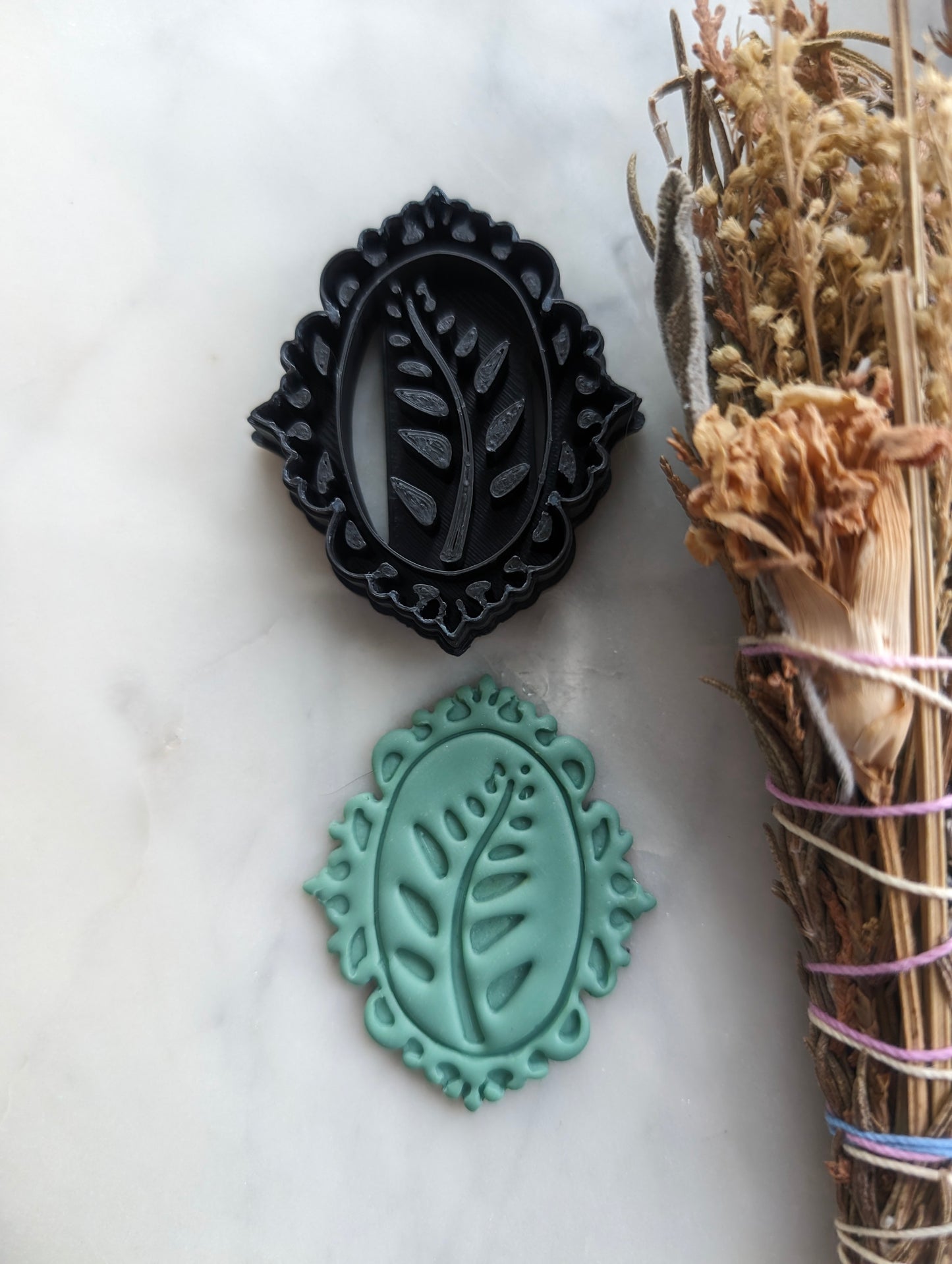 2-Piece Simple Filigree with Fern Leaf Cut Away Frame w Cutout Sharp Clay Cutter