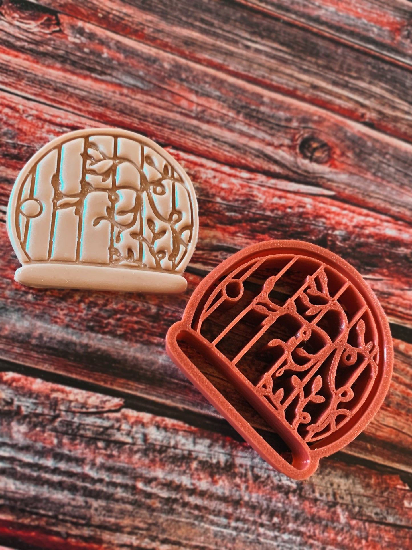 Ivy Covered Round Hobbit Fairy House Door - Embossed Sharp Clay Cutter