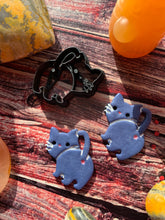 Load image into Gallery viewer, Cat Looking Back and Showing Butthole - Embossed Sharp Clay Cutter
