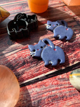 Load image into Gallery viewer, Cat Looking Back and Showing Butthole - Embossed Sharp Clay Cutter
