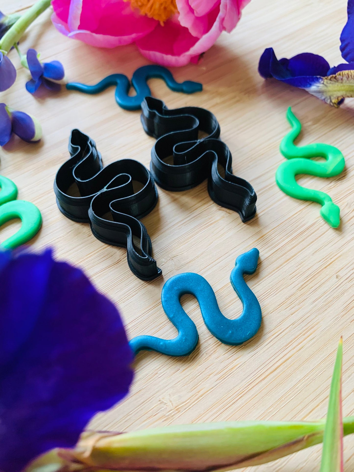 Medium Simple Snake - Embossed Sharp Cutters for Clay