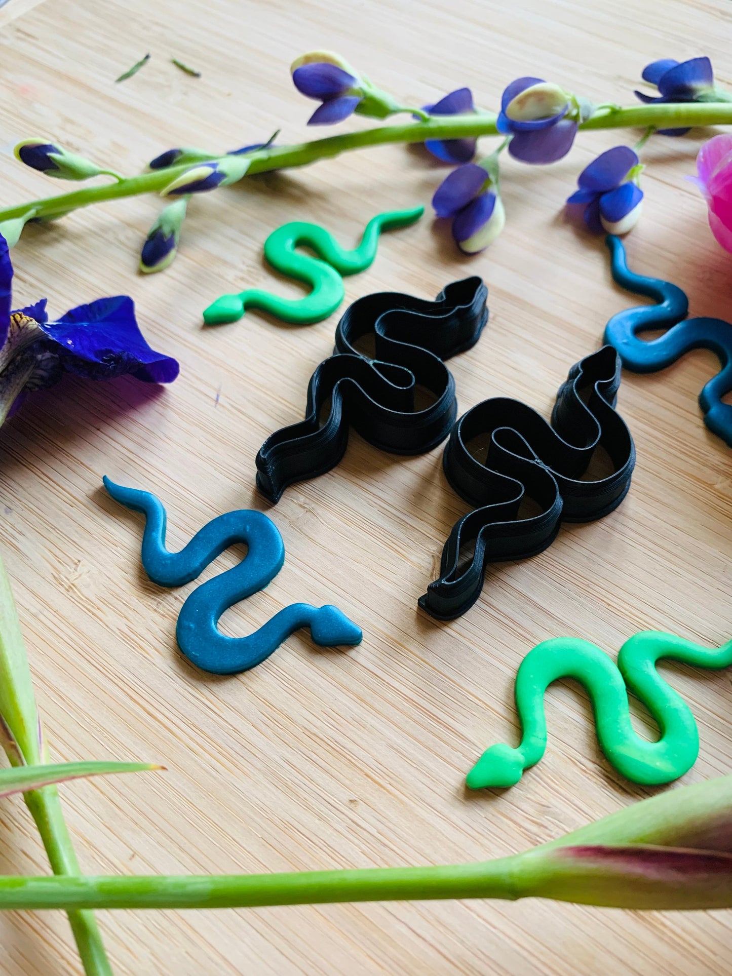 Medium Simple Snake - Embossed Sharp Cutters for Clay