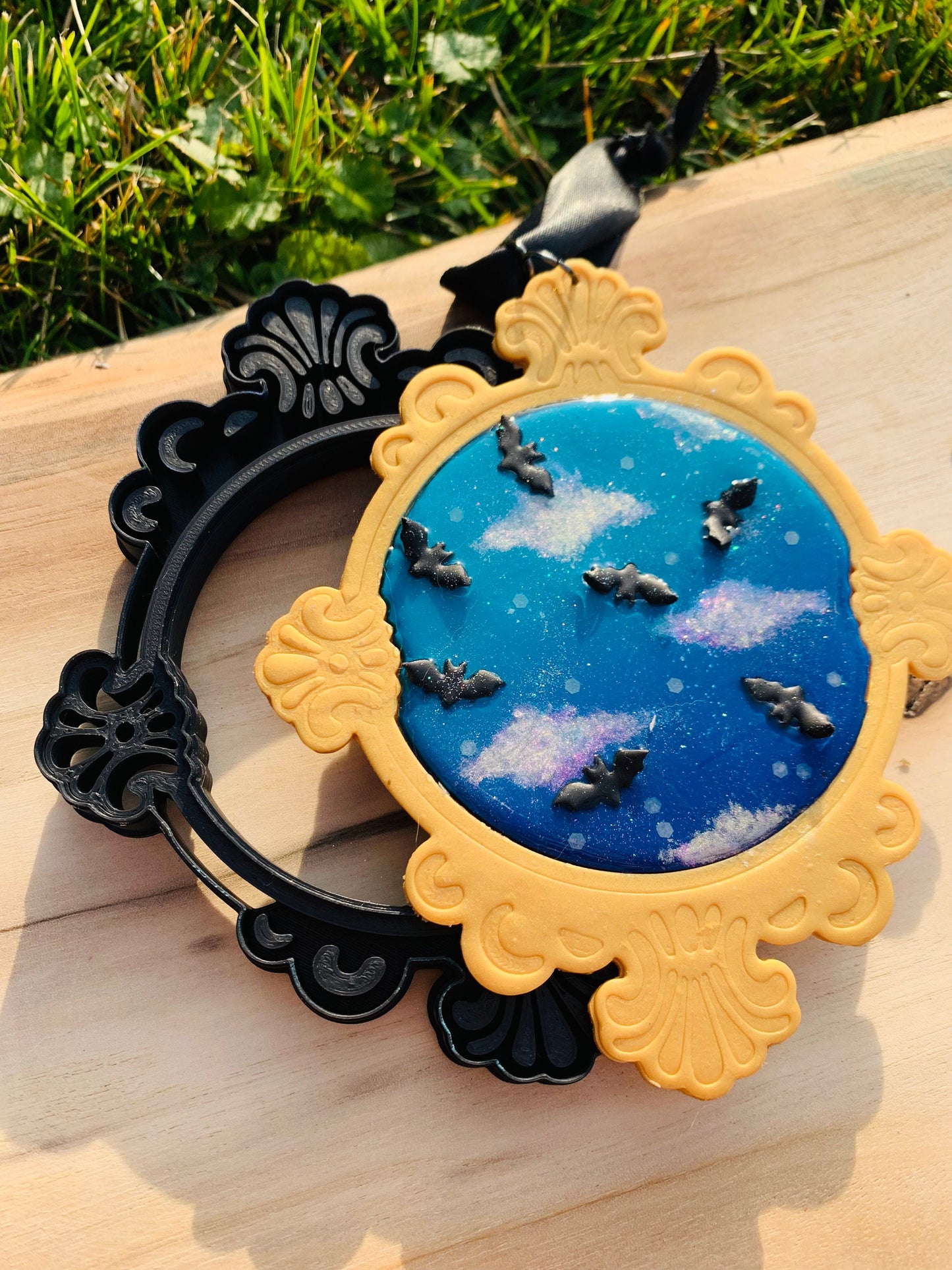 Wall Hanging Filigree Circle Frame Sharp Clay Cutter